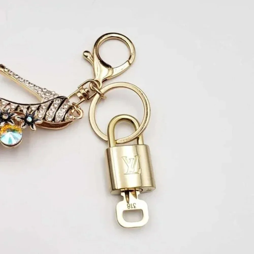 Authentic LV Gold Padlock & Key 🔑 Designer Bag Charm w/ Unbranded Shoe Keychain - Picture 4 of 7